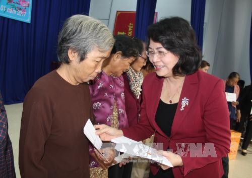 Phó Chủ tịch nước Đặng Thị Ngọc Thịnh tặng quà Tết người dân tỉnh Long An  - ảnh 1